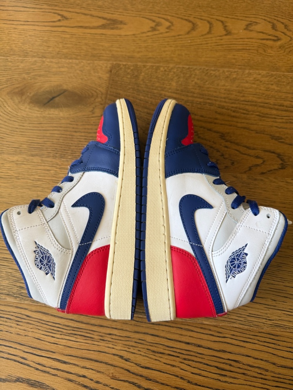 Nike Air Jordan 1 Mid - kids size 5.5Y - Picture 6 of 8